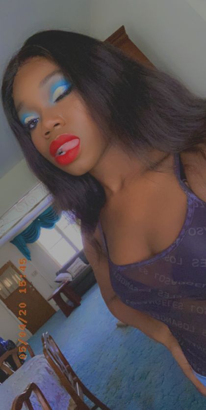 hernameseevie OnlyFans picture