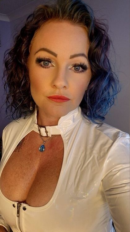 onenaughtywife OnlyFans picture