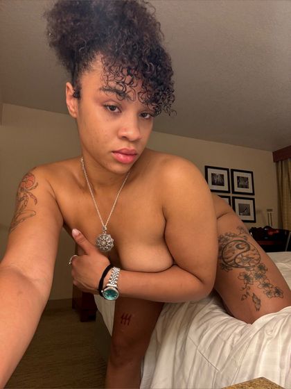 sarahyourebony OnlyFans picture