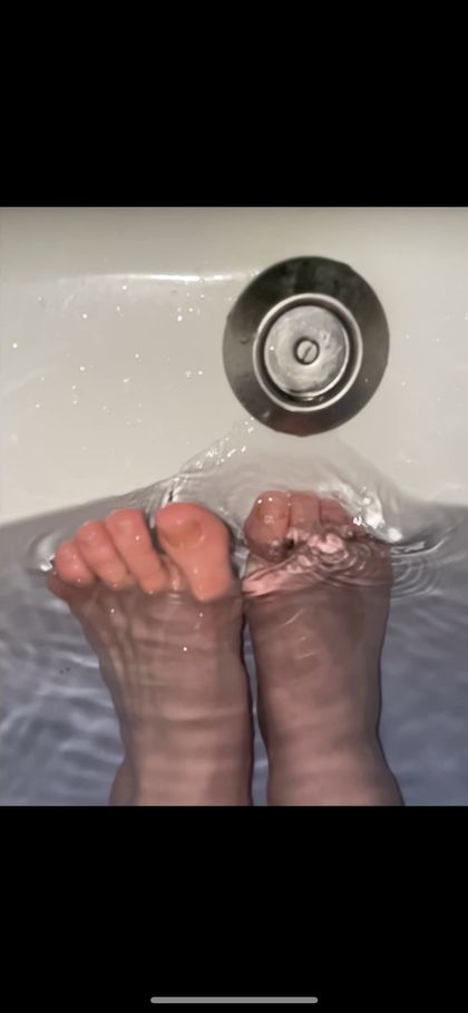 wet-feet OnlyFans picture