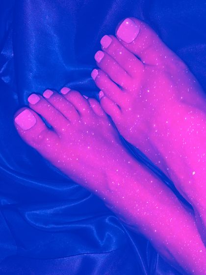 foot-worshipping OnlyFans picture