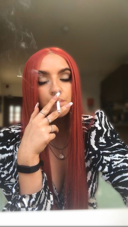 saffron_smokes OnlyFans picture