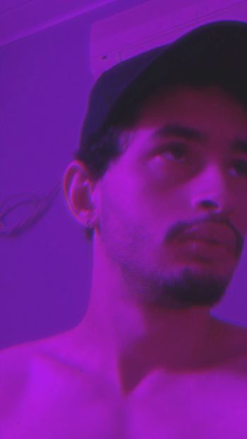 o menino da camisa xadrez