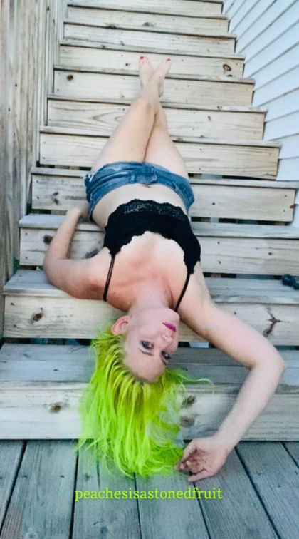 peachesisastonedfruit2 OnlyFans picture