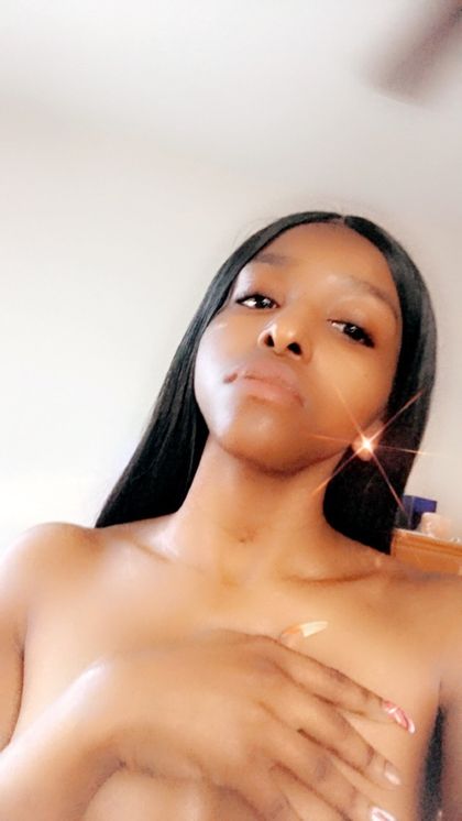lolaalmira404 OnlyFans picture