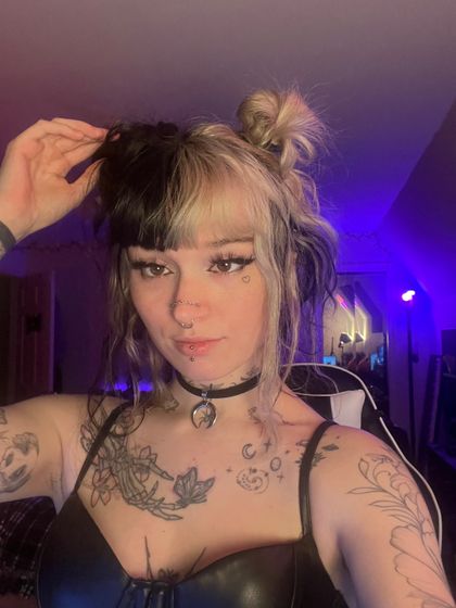 violetisawallflower OnlyFans picture
