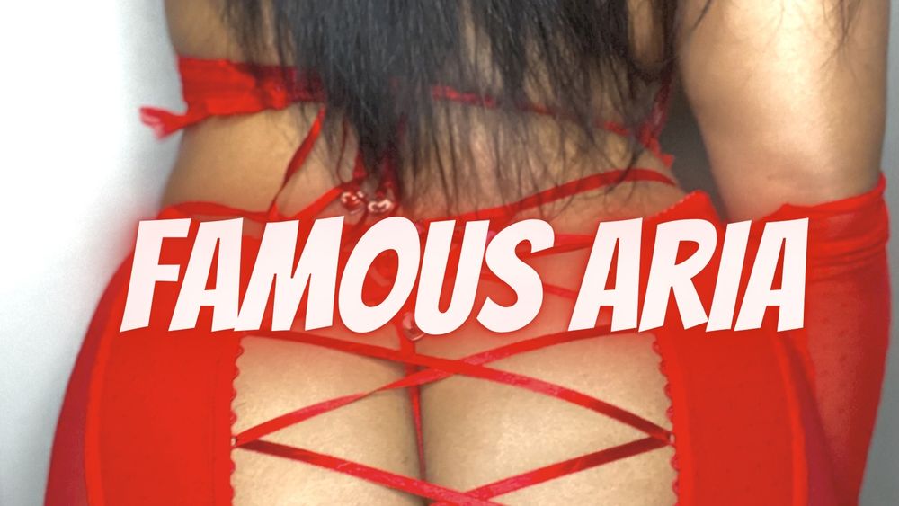 famousaria OnlyFans wallpaper
