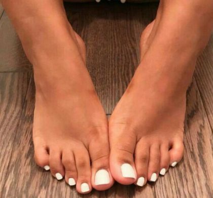 agirlwithtwofeet OnlyFans picture