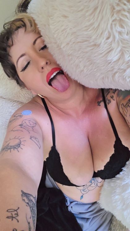 thebuxombelle OnlyFans picture