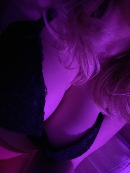 carolineeloise OnlyFans picture