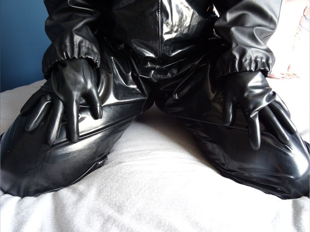rubbertrix OnlyFans profile picture