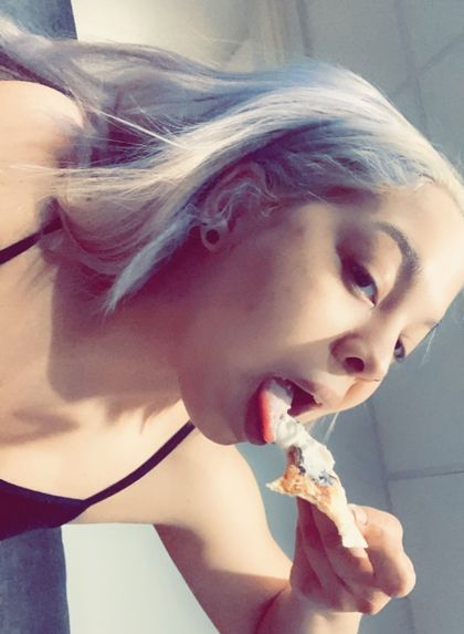 itsjustmeeating OnlyFans picture