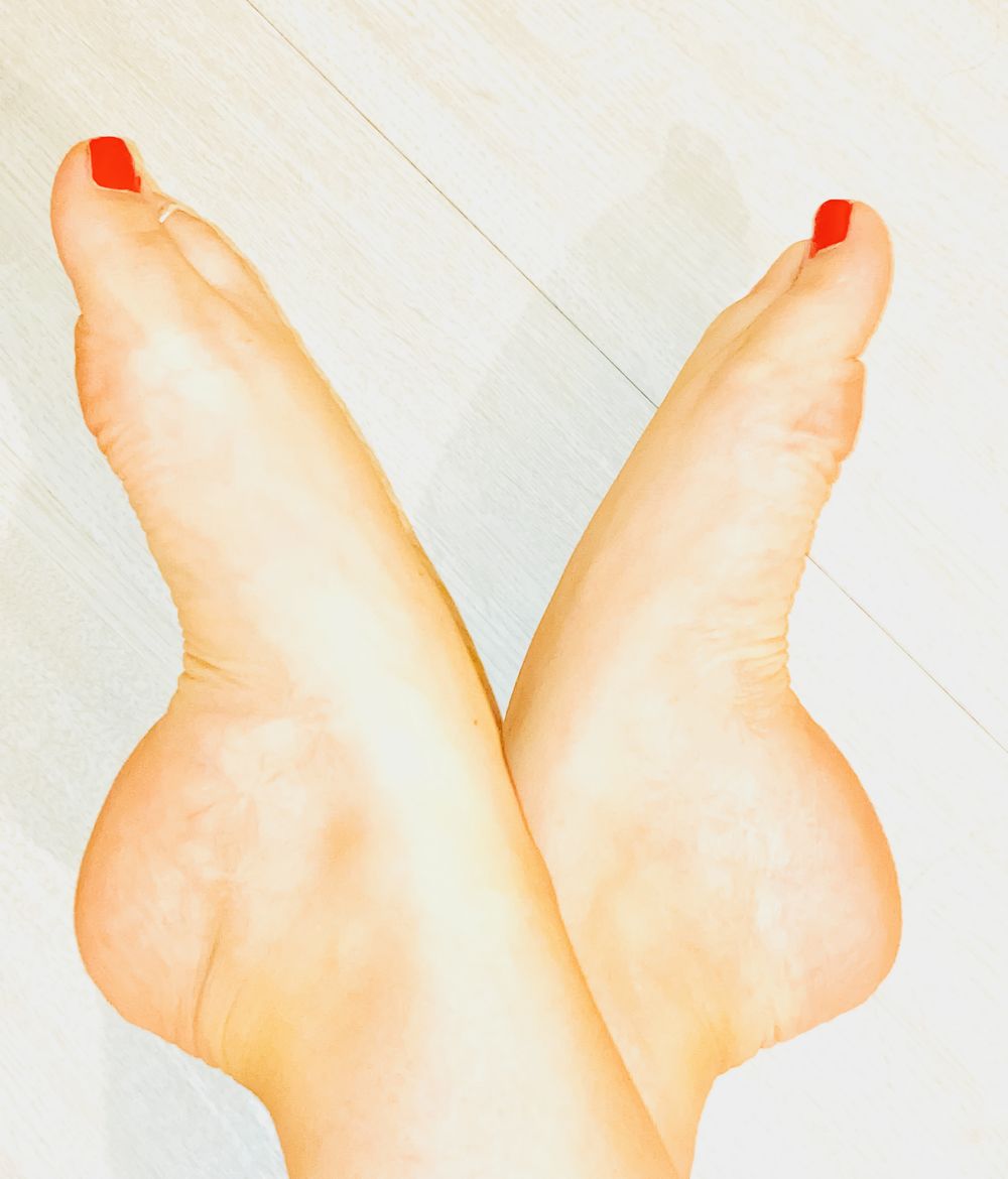helloprettyprettyfeet OnlyFans profile picture