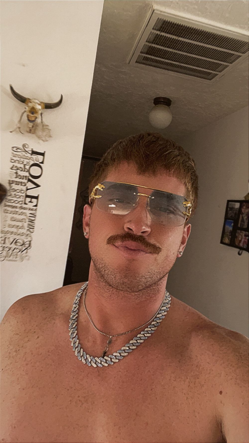 redhotroach OnlyFans profile picture