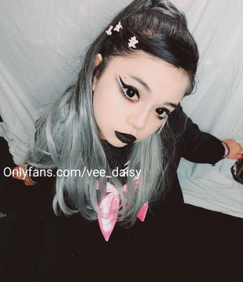 vee_daisy OnlyFans - Free Trial - Photos - Socials | FansMetrics.com