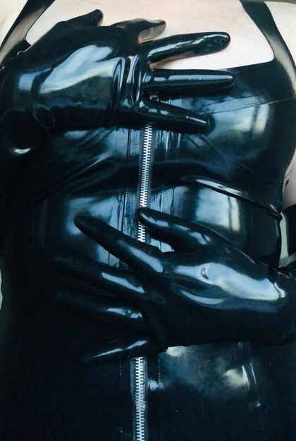 latexbea OnlyFans picture