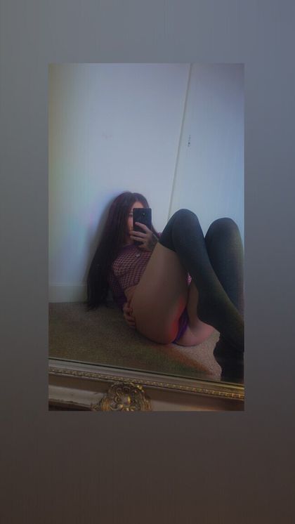 simonelk OnlyFans picture