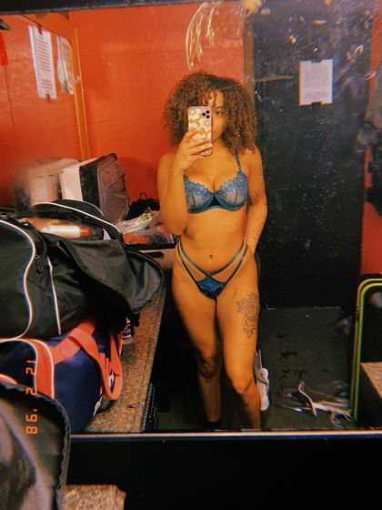 theecurlyq OnlyFans picture