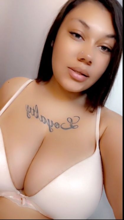 prettyyellachyy OnlyFans picture