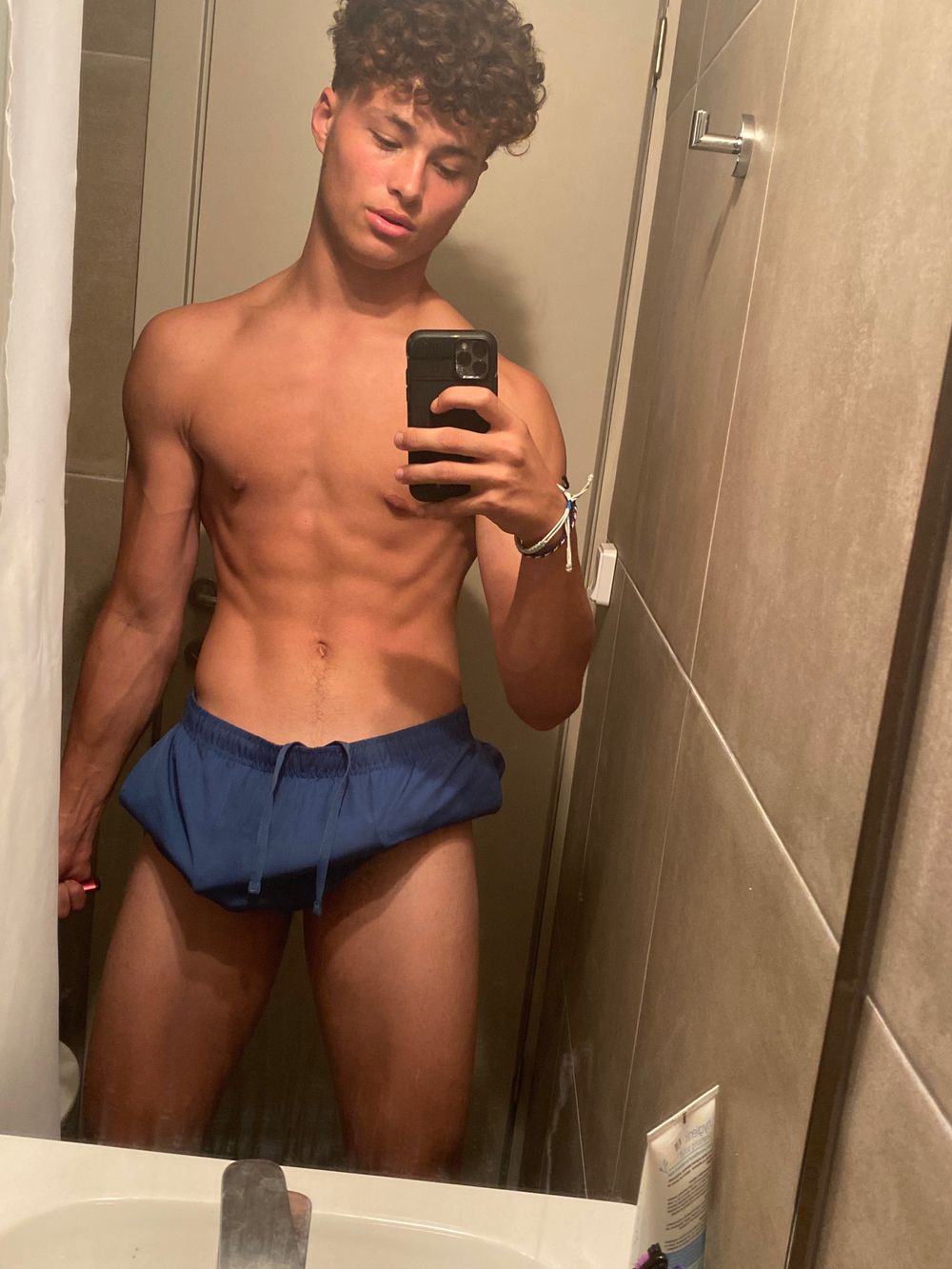 curiouz OnlyFans - Free Trial - Photos - Socials | FansMetrics.com