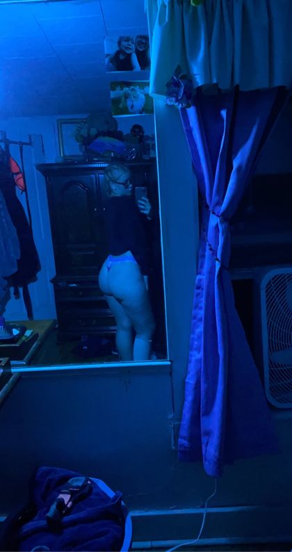 bigbootybl0nd3 OnlyFans picture