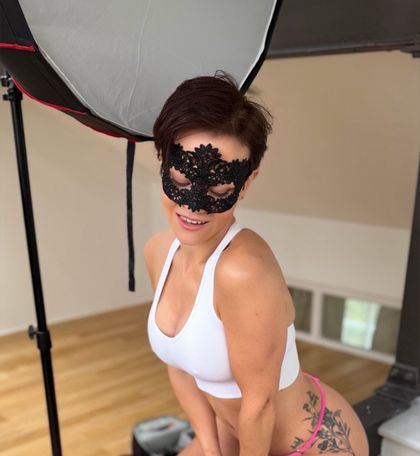 hotwife-lucyy OnlyFans picture