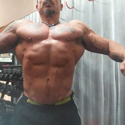 strongnshy OnlyFans picture