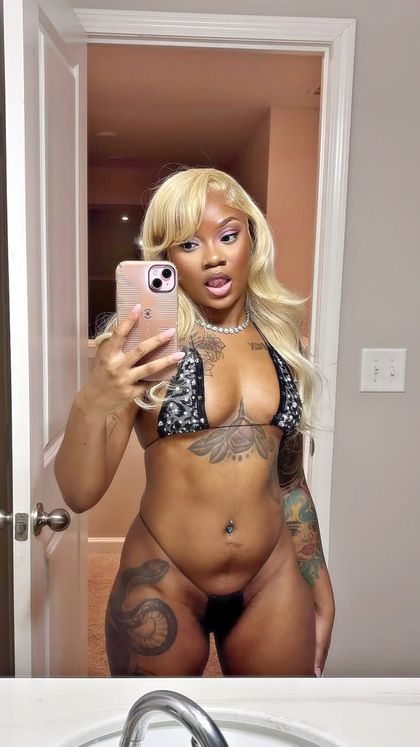 riahrosay OnlyFans picture