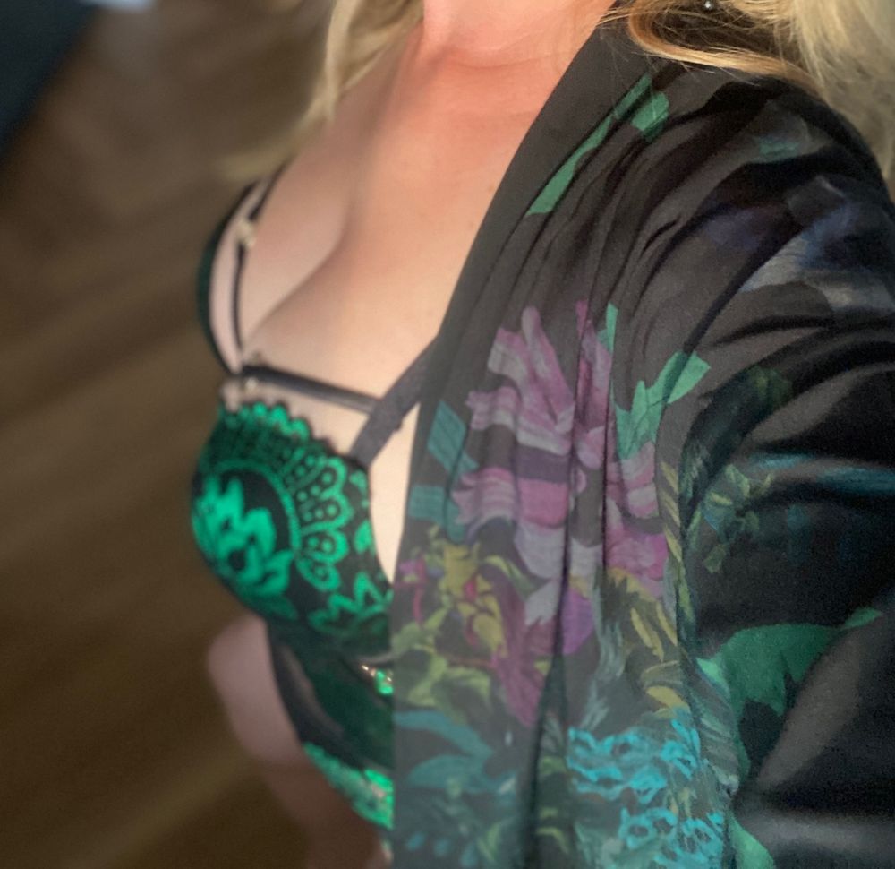 carefullycoatedincurves OnlyFans profile picture
