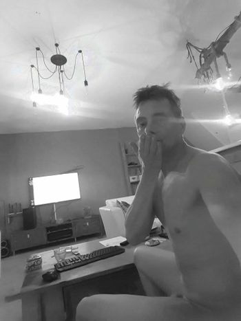 Bi exhibitionist