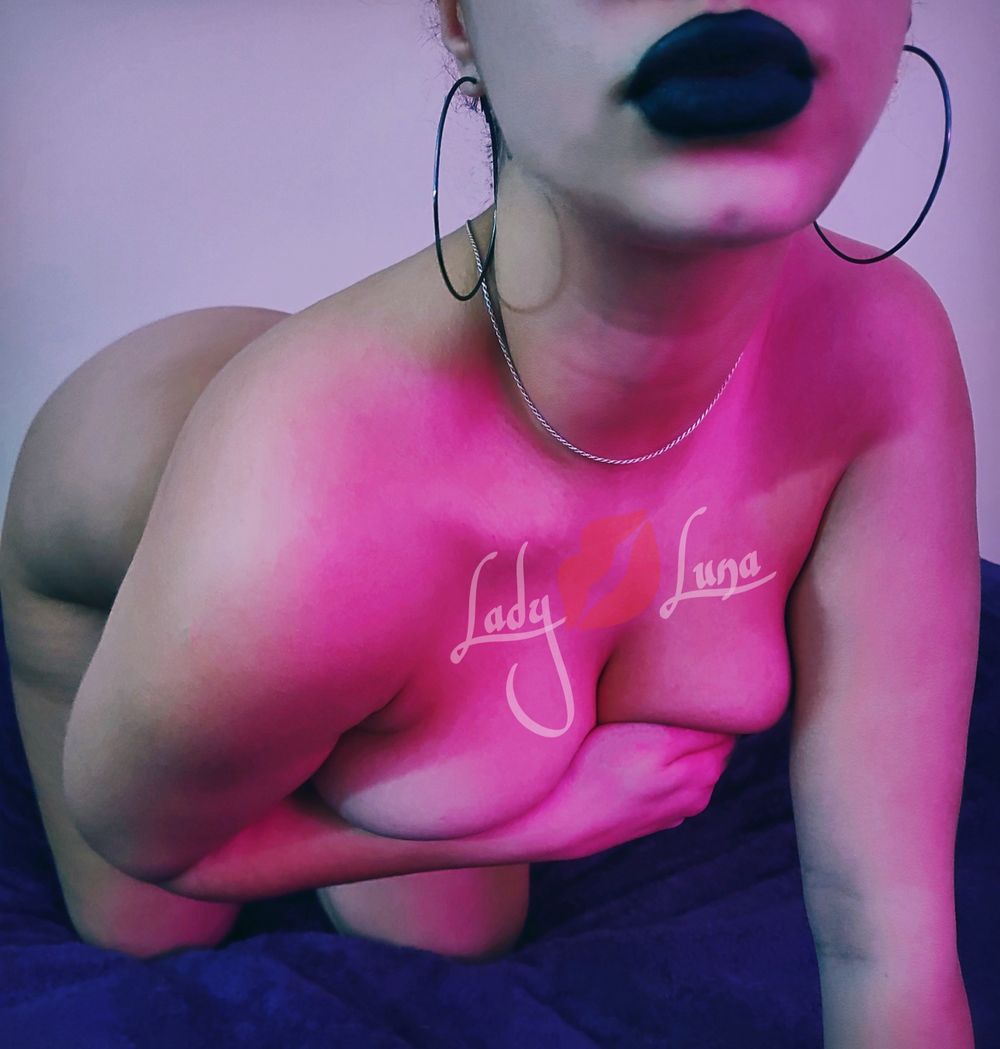 lunaposing OnlyFans profile picture