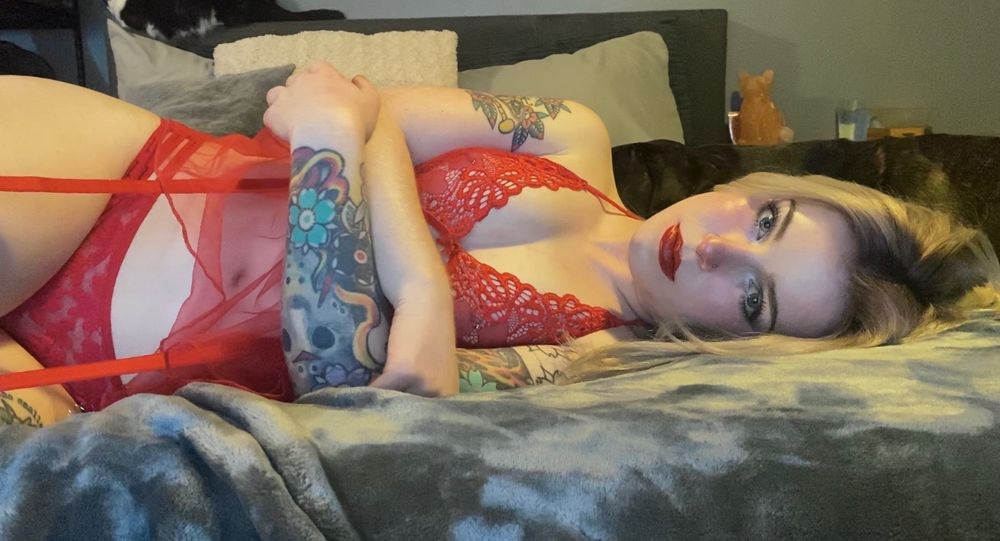 mae-violet OnlyFans profile picture