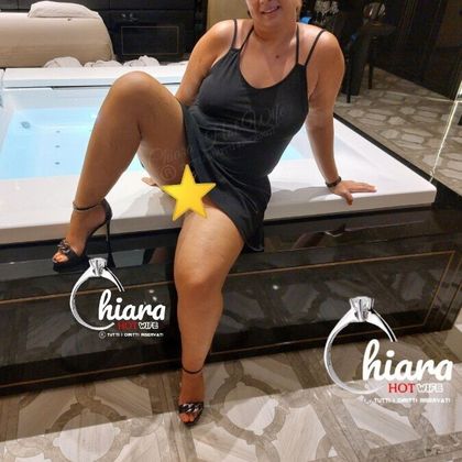 chiarahotwife OnlyFans picture
