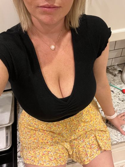 shyhotwifenextdoor OnlyFans picture