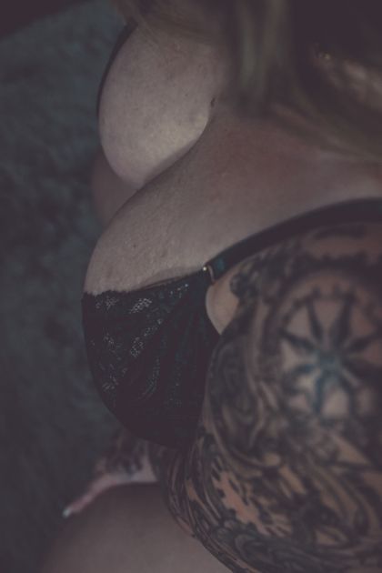 curvyyhotwife OnlyFans picture