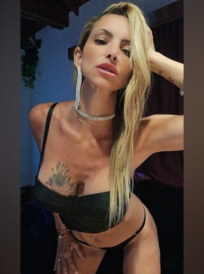 issafree OnlyFans picture