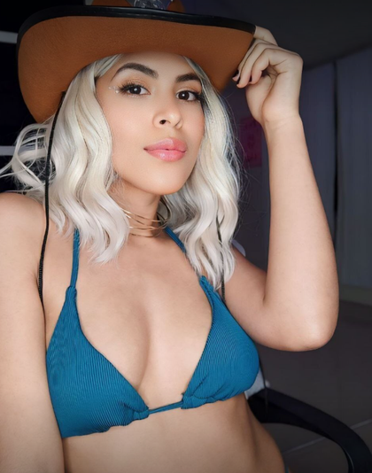 nikkinicoll OnlyFans picture