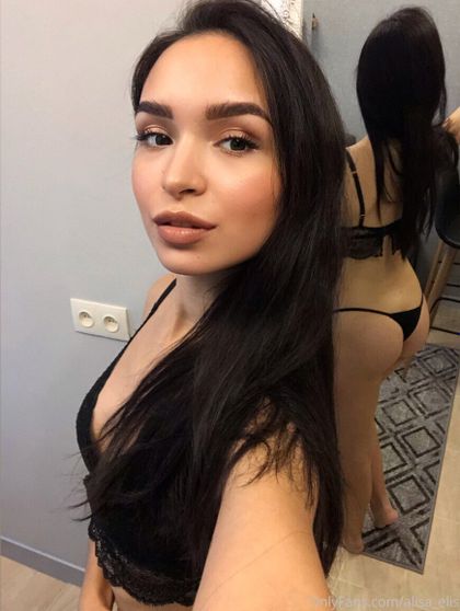 petitesofiapetros OnlyFans picture