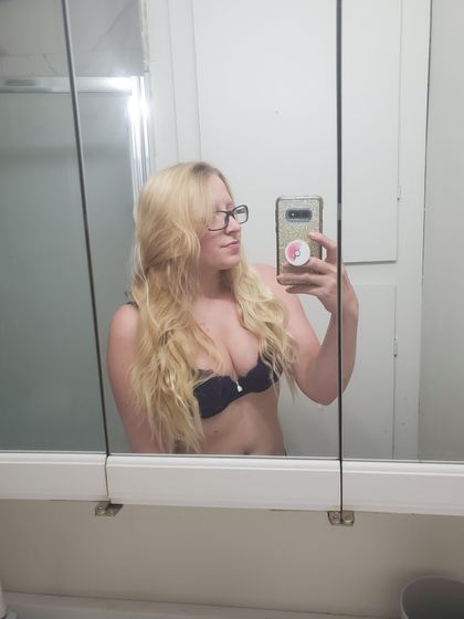 assentialblonde OnlyFans picture