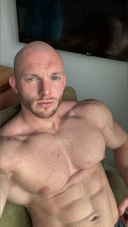 whiterhinoxxx OnlyFans picture