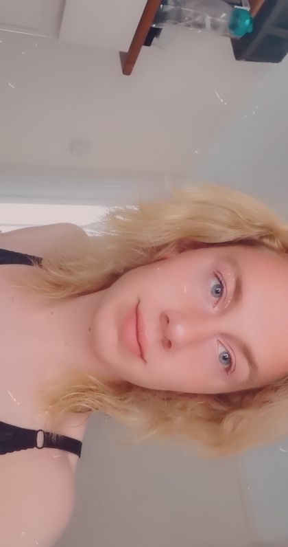 hannahkitchener OnlyFans picture