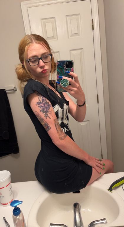 lovelyred21 OnlyFans picture