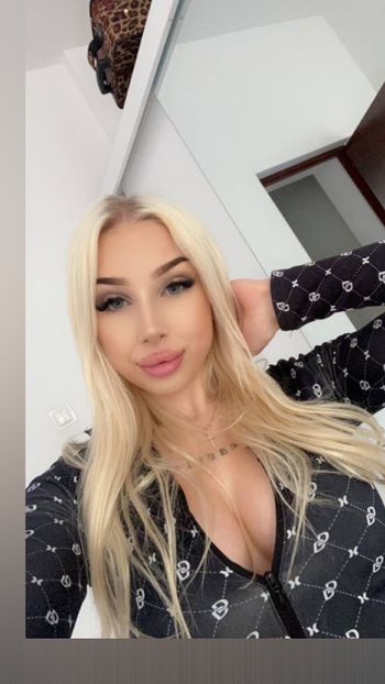 Sarah Gold 18 blonde star