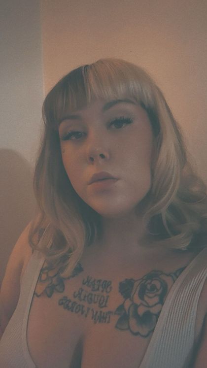 myragold OnlyFans picture
