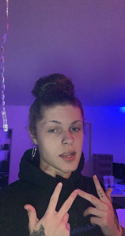 definitelynottblunt OnlyFans picture