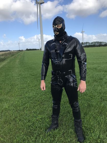 latex48 OnlyFans picture