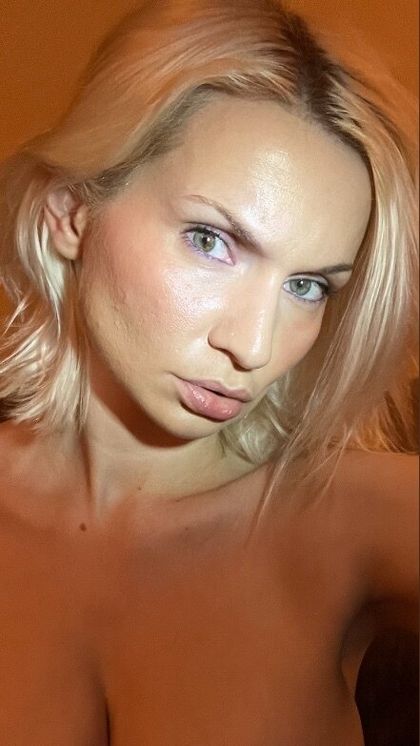 zoieburgher OnlyFans picture