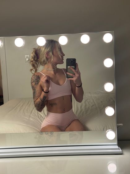 holli.wood OnlyFans picture