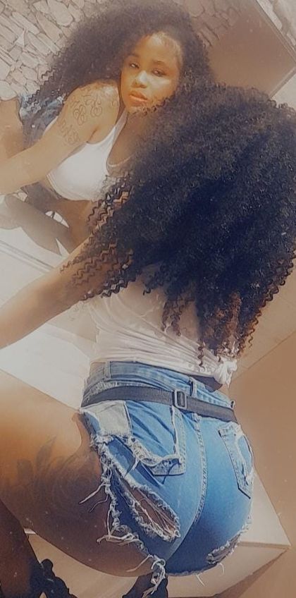 carolinetheblack_free OnlyFans picture