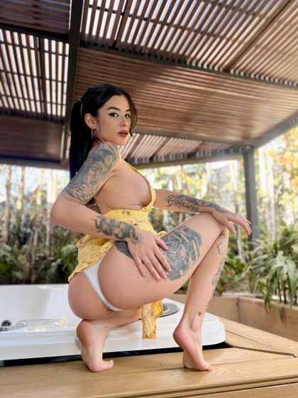 alizeroux OnlyFans picture
